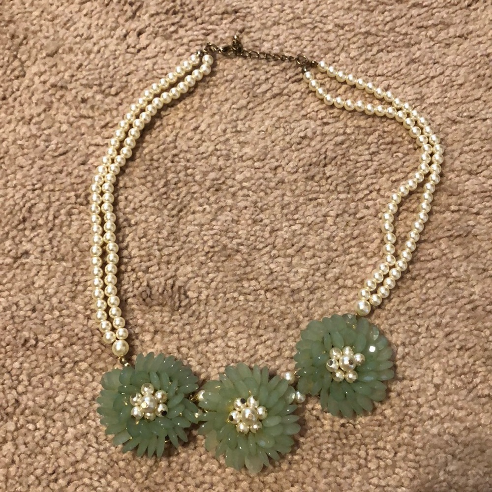 Pearl and jade color flower necklace